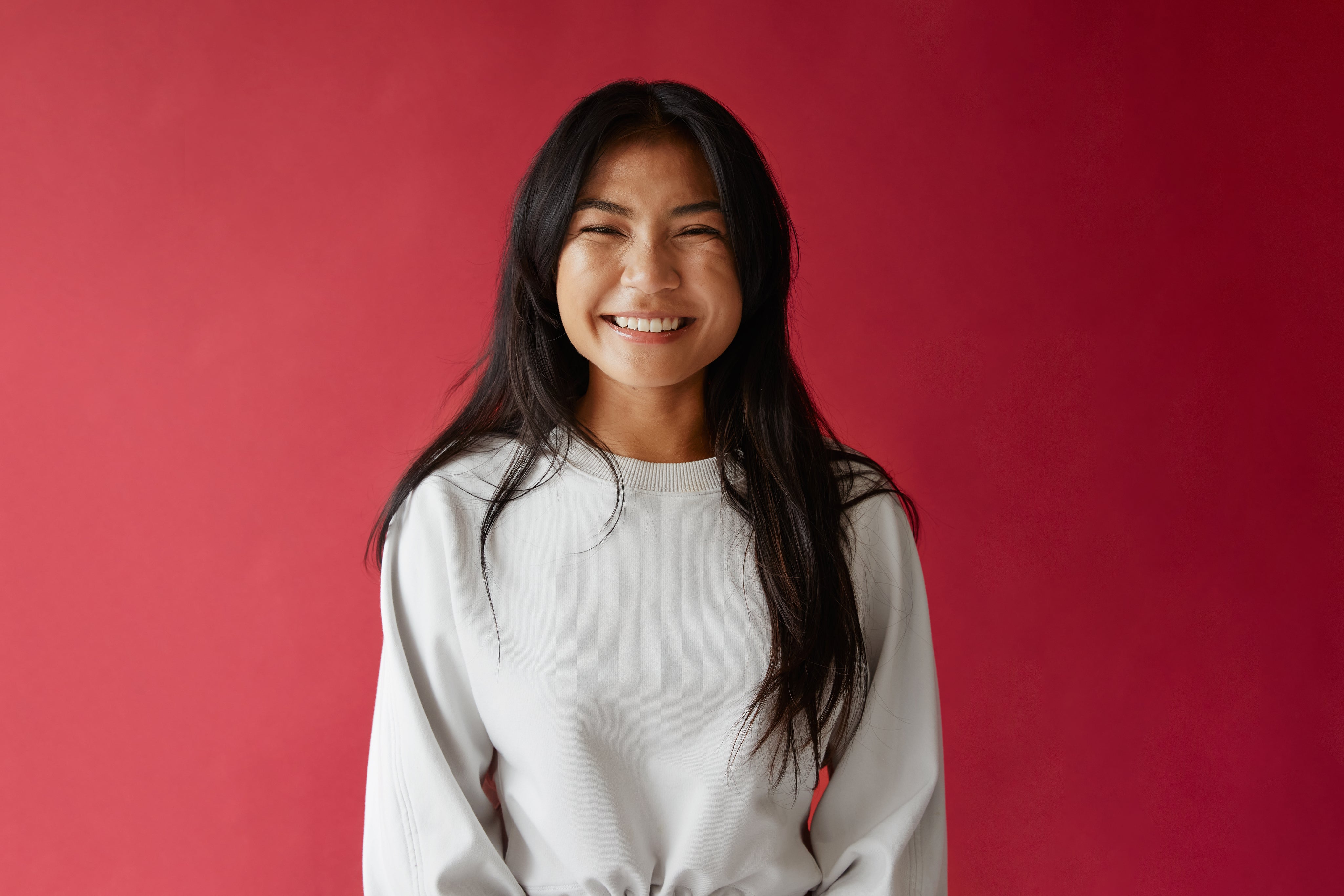 files/bright-smile-in-front-of-red-background.jpg